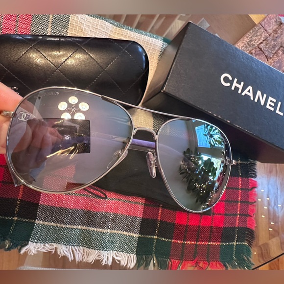 BRAND NEW NEVER USED CHANEL MIRRORED Aviator Sunglasses - Picture 1 of 8